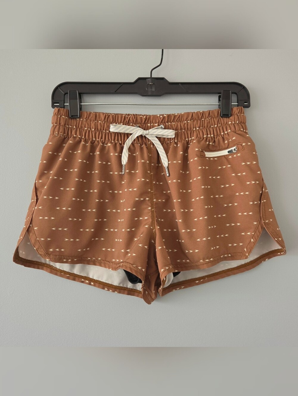 Vuori Women's Clementine 2.5" Short - Small - Turmeric Arrows - VW304